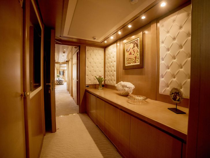 ISA Motor Yacht OASIS Owners Suite