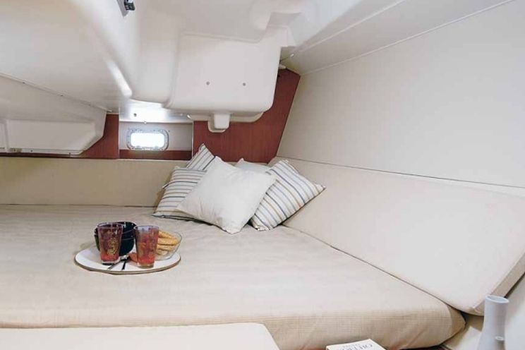 Charter Yacht Oceanis 37 - 3 Cabins - Procida - Naples - Amalfi Coast