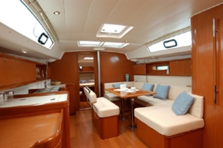 Charter Yacht Oceanis 43 - 4 Cabins - Palamos