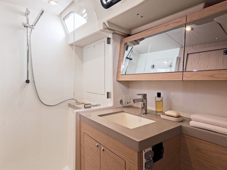 Beneteau Oceanis 51.1 Bathroom Beneteau Oceanis 51.1 Bathroom