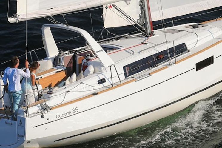Charter Yacht Oceanis 35 - 3 Cabins - 2015 - Barcelona