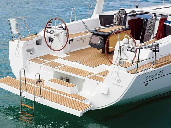 Beneteau Oceanis 45 Stern