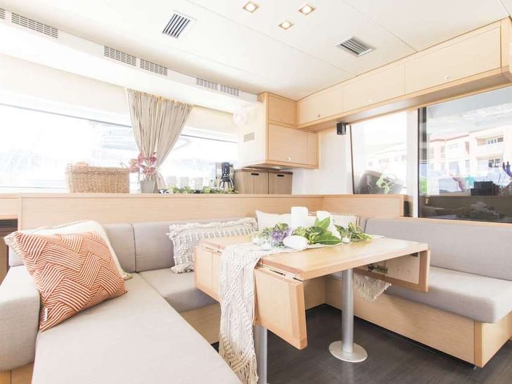 OCELOT Lagoon 52 Saloon
