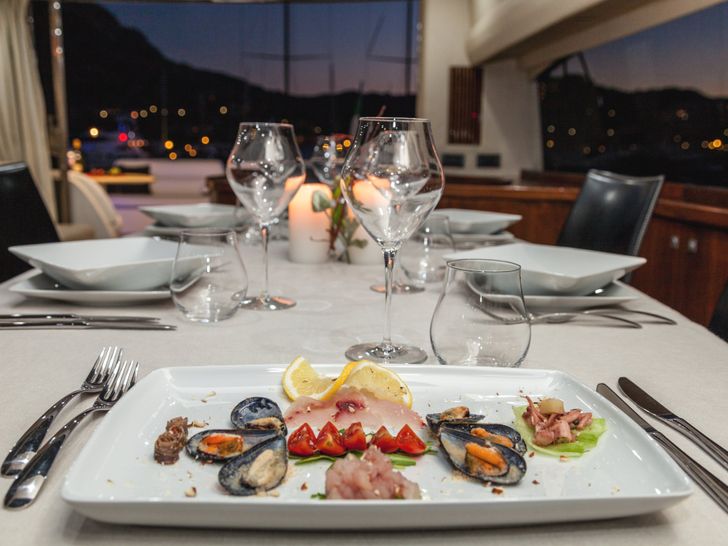 OCTAVIA Sunseeker Predator 82 - indoor dining set up OCTAVIA Sunseeker Predator 82 - indoor dining set up