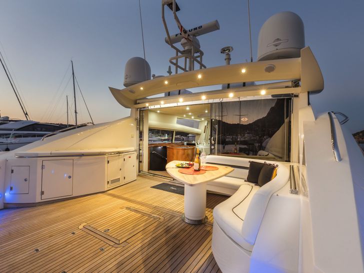 OCTAVIA Sunseeker Predator 82 - aft deck OCTAVIA Sunseeker Predator 82 - aft deck