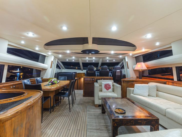 OCTAVIA Sunseeker Predator 82 - saloon and dining area OCTAVIA Sunseeker Predator 82 - saloon and dining area