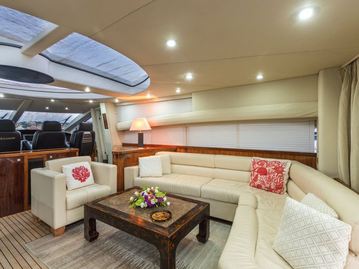 OCTAVIA Sunseeker Predator 82 - saloon seating area OCTAVIA Sunseeker Predator 82 - saloon seating area