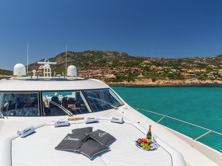 OCTAVIA Sunseeker Predator 82 - foredeck sun bed OCTAVIA Sunseeker Predator 82 - foredeck sun bed