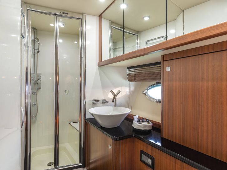 OCTAVIA Sunseeker Predator 82 - VIP cabin 1 bathroom OCTAVIA Sunseeker Predator 82 - VIP cabin 1 bathroom