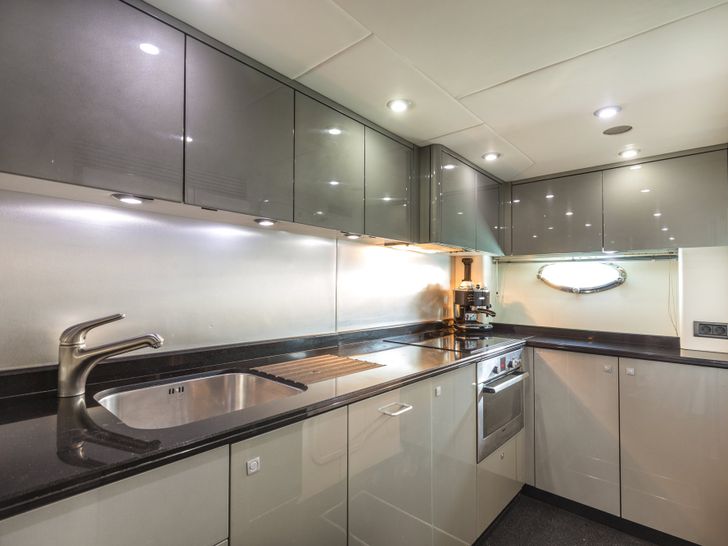 OCTAVIA Sunseeker Predator 82 - galley OCTAVIA Sunseeker Predator 82 - galley