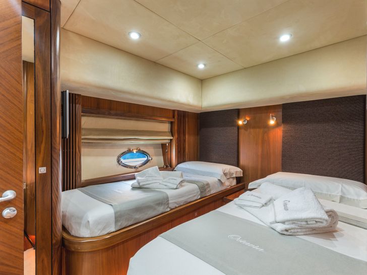 OCTAVIA Sunseeker Predator 82 - twin cabin OCTAVIA Sunseeker Predator 82 - twin cabin