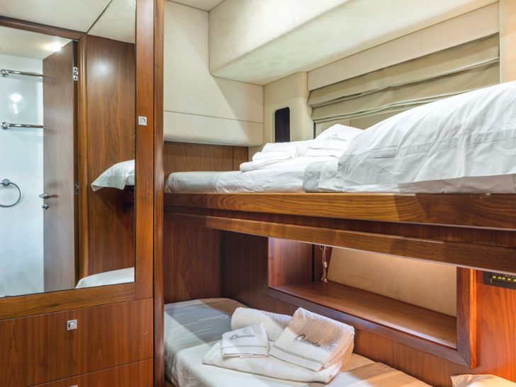 OCTAVIA Sunseeker Predator 82 - bunk twin cabin OCTAVIA Sunseeker Predator 82 - bunk twin cabin