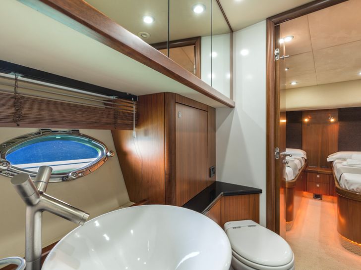 OCTAVIA Sunseeker Predator 82 - VIP cabin 2 bathroom OCTAVIA Sunseeker Predator 82 - VIP cabin 2 bathroom