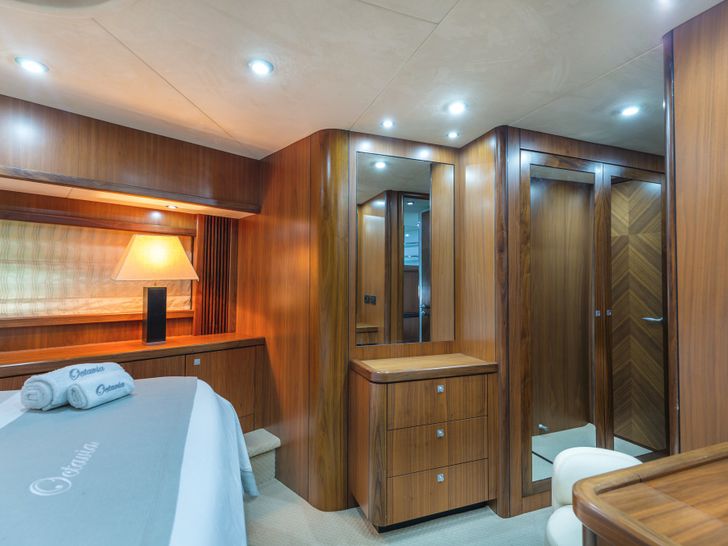 OCTAVIA Sunseeker Predator 82 - VIP cabin 2 bed and study area OCTAVIA Sunseeker Predator 82 - VIP cabin 2 bed and study area