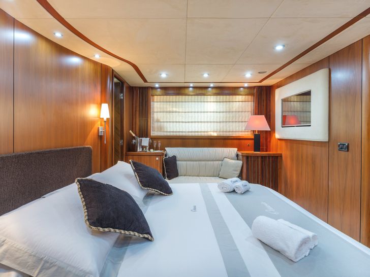 OCTAVIA Sunseeker Predator 82 - VIP cabin 1 OCTAVIA Sunseeker Predator 82 - VIP cabin 1
