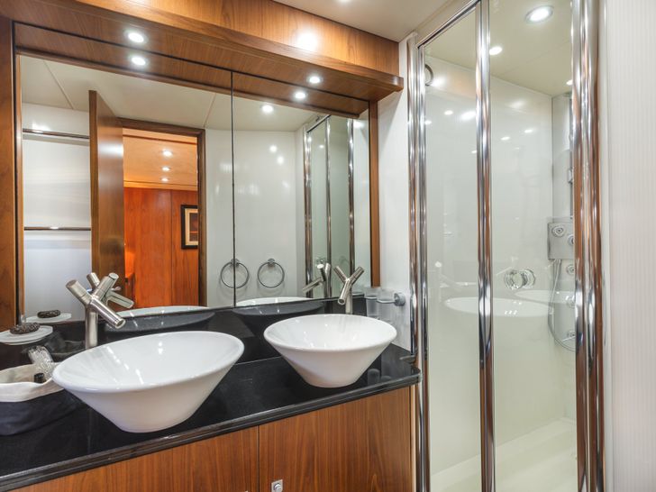 OCTAVIA Sunseeker Predator 82 - twin cabin bathroom OCTAVIA Sunseeker Predator 82 - twin cabin bathroom