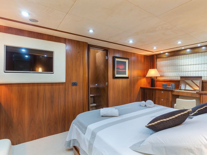 OCTAVIA Sunseeker Predator 82 - VIP cabin 1 bed and TV OCTAVIA Sunseeker Predator 82 - VIP cabin 1 bed and TV