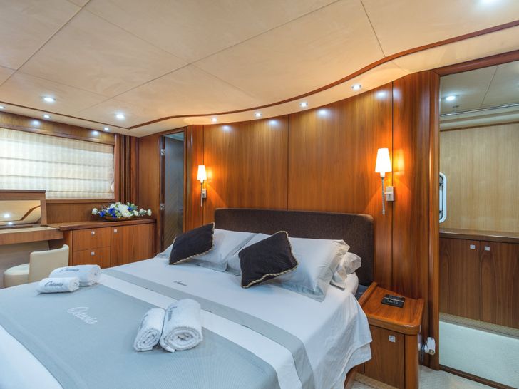 OCTAVIA Sunseeker Predator 82 - master cabin other angle OCTAVIA Sunseeker Predator 82 - master cabin other angle