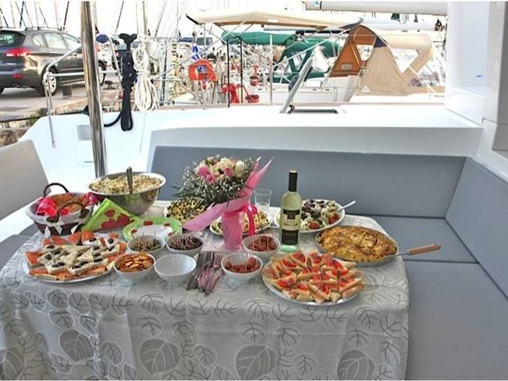 OKEANOS Lagoon 450 Catamaran Al Fresco Dining