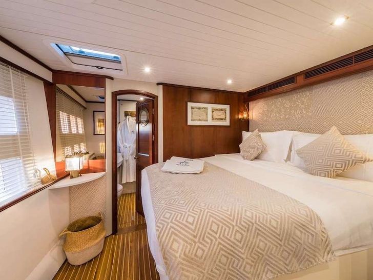 OMBRE BLU Sunreef 70 Portside Guest Cabin OMBRE BLU Sunreef 70 Portside Guest Cabin