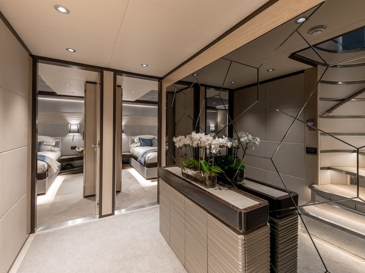 ONEWORLD - Gulf Craft 32m ONEWORLD - Gulf Craft 32m