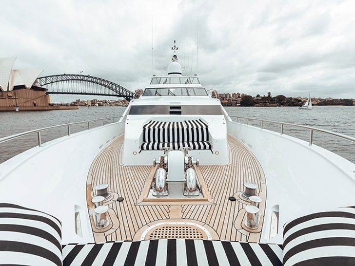 MY Oscar II- Bow