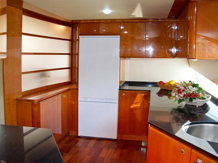 PAMPERO Ferretti 760 Motoryacht Galley