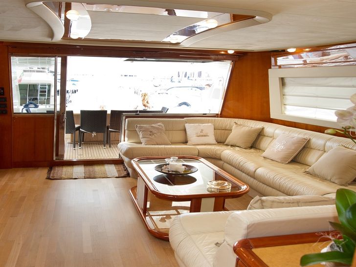 PAMPERO Ferretti 760 Motoryacht Lounge