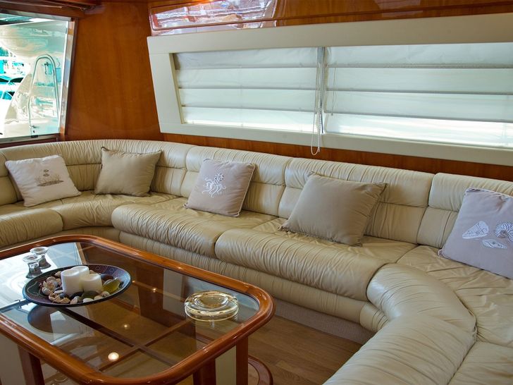 PAMPERO Ferretti 760 Motoryacht Lounge