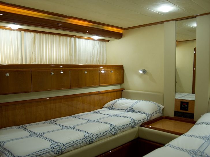 PAMPERO Ferretti 760 Motoryacht Twin Cabin