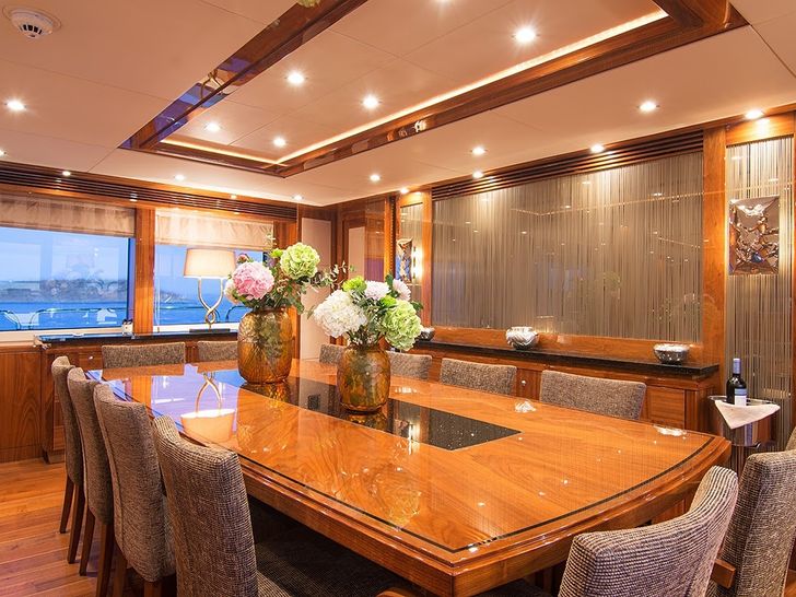 Pathos Sunseeker 40m Dining Pathos Sunseeker 40m Dining