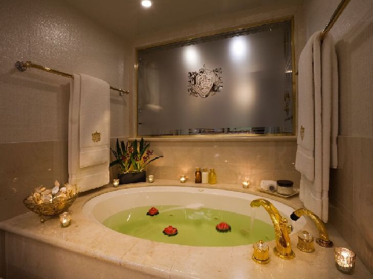 TCB Richmond 142 Luxury Motoryacht Jacuzzi Bath