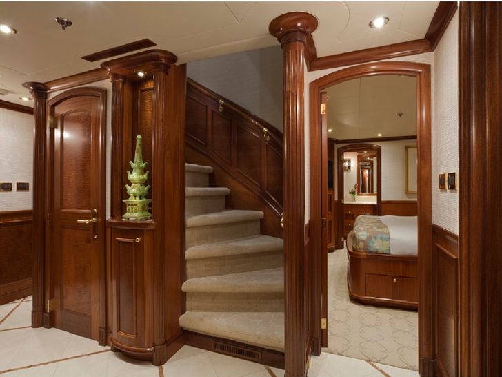 TCB Richmond 142 Luxury Motoryacht Foyer