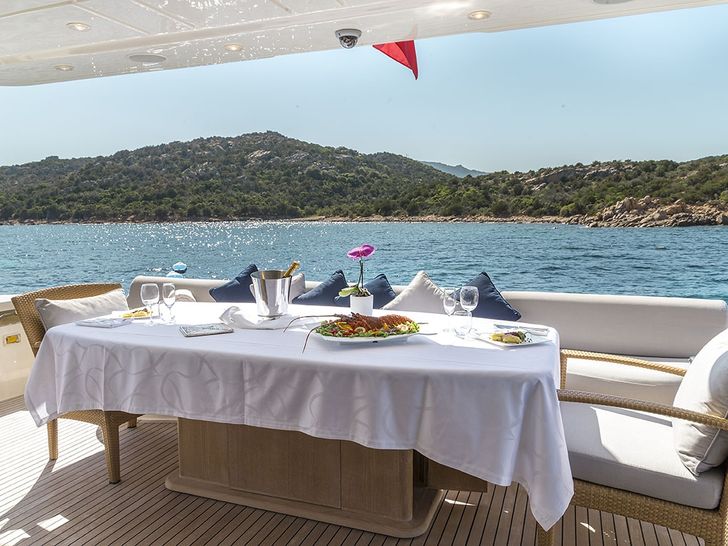 PORTHOS SANS ABRI Ferretti 881 - alfresco dining area PORTHOS SANS ABRI Ferretti 881 - alfresco dining area