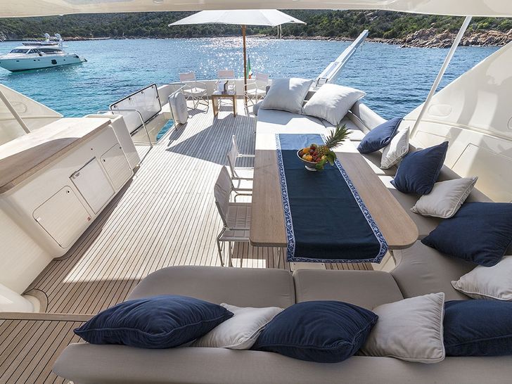 PORTHOS SANS ABRI Ferretti 881 - flybridge seating and dining area PORTHOS SANS ABRI Ferretti 881 - flybridge seating and dining area