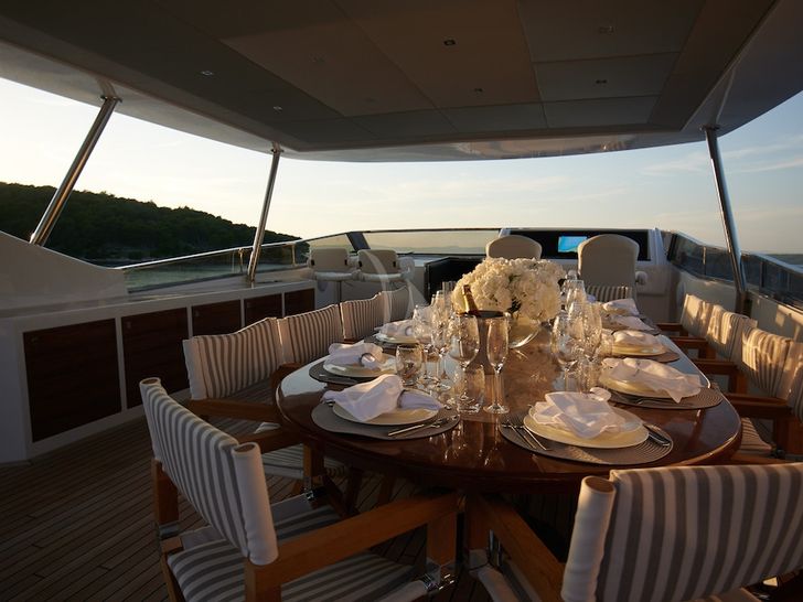 PRINCESS LONA flybridge dining
