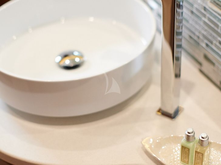 PRINCESS LONA master ensuite details
