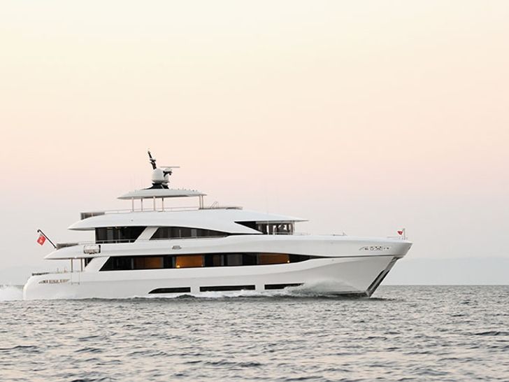 QUARANTA Curvelle 34m Luxury Superyacht Running