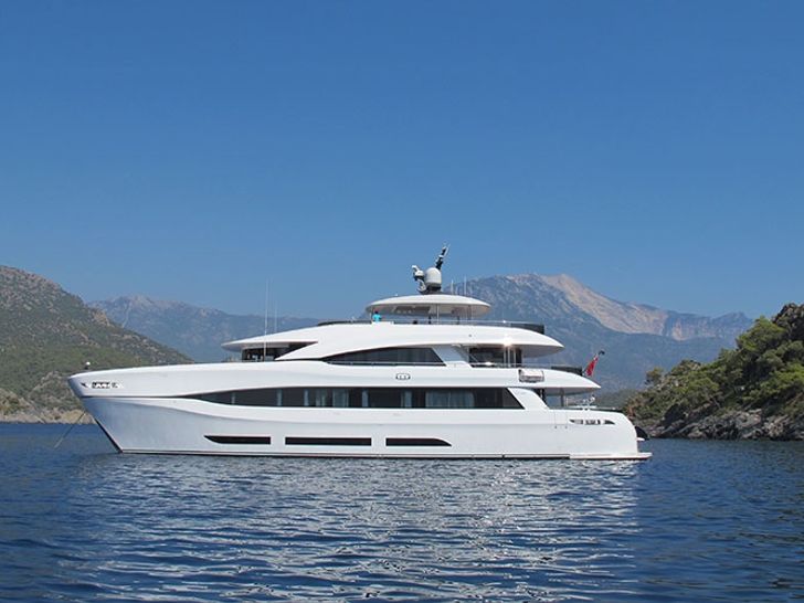 QUARANTA Curvelle 34m Luxury Superyacht Floating Palace