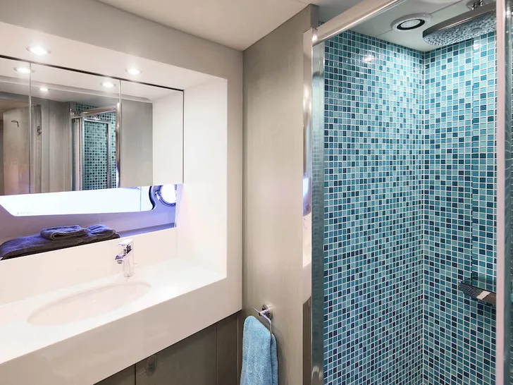 RAOUL W Sunseeker 75 Yacht - cabin bathroom RAOUL W Sunseeker 75 Yacht - cabin bathroom
