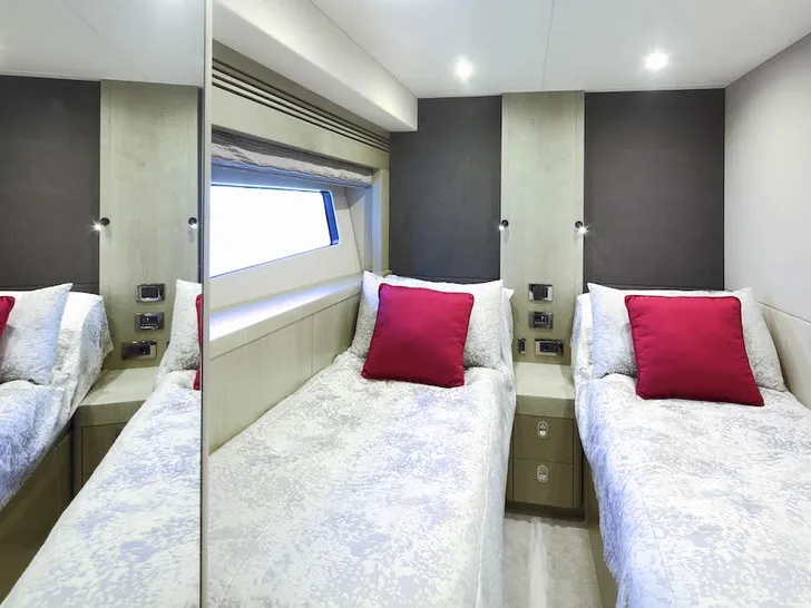 RAOUL W Sunseeker 75 Yacht - twin cabin RAOUL W Sunseeker 75 Yacht - twin cabin