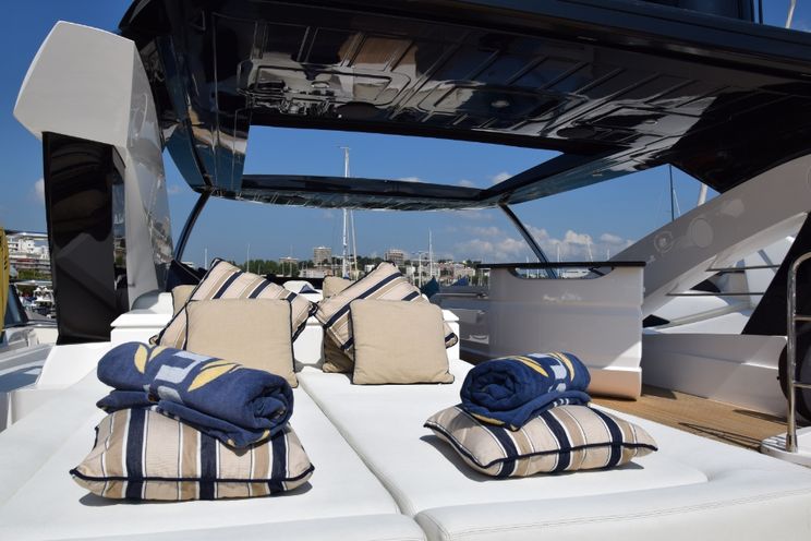 Charter Yacht RAY III - Sunseeker 28m - 4 Cabins - Cannes - Monaco - St Tropez
