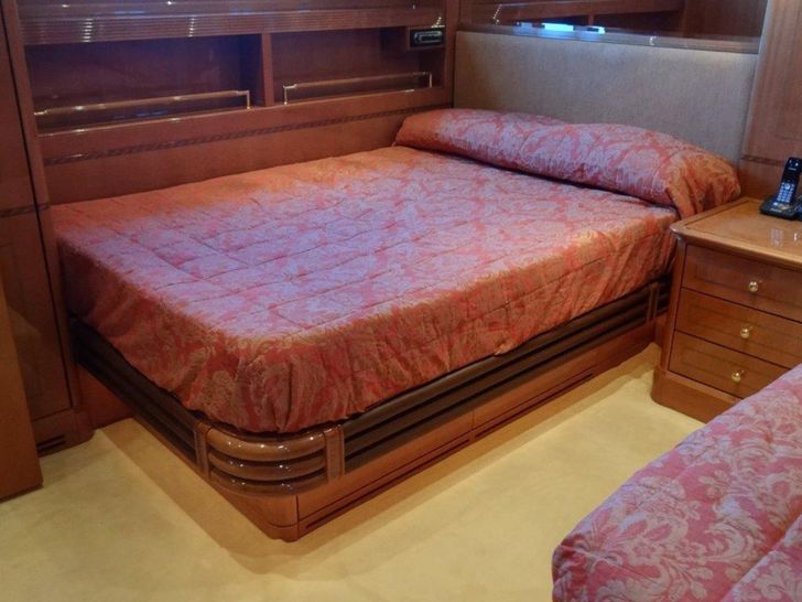 REBECCA V Benetti Legend 85 - VIP cabin 2 with Pullman REBECCA V Benetti Legend 85 - VIP cabin 2 with Pullman