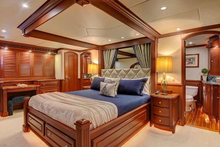 Charter Yacht REFLECTIONS - Christensen 32m - 4 Cabins - Bahamas - Nassau - Costa Rica - Panama - Mexico