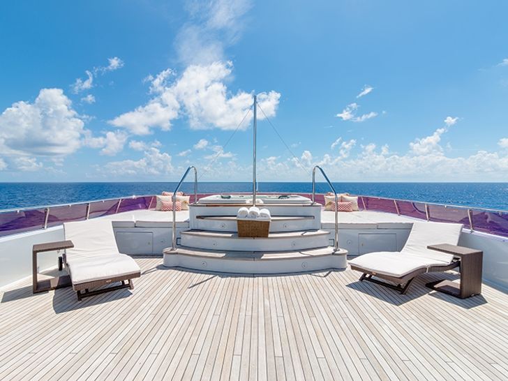 RELENTLESS - Trinity 145 Sundeck Jacuzzi RELENTLESS - Trinity 145 Sundeck Jacuzzi