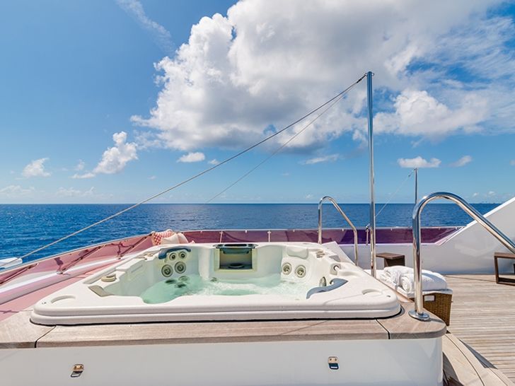 RELENTLESS - Trinity 145 Sundeck Jacuzzi RELENTLESS - Trinity 145 Sundeck Jacuzzi