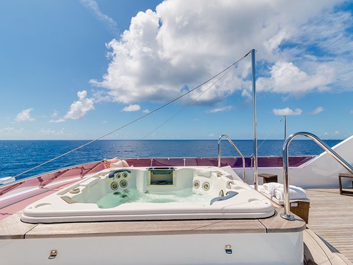 RELENTLESS - Trinity 145 Sundeck Jacuzzi