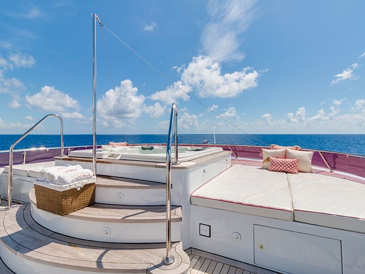 RELENTLESS - Trinity 145 Sundeck Jacuzzi RELENTLESS - Trinity 145 Sundeck Jacuzzi