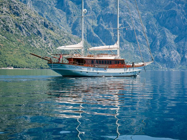 RIANA Silyon 41m Sailing Yacht Anchored RIANA Silyon 41m Sailing Yacht Anchored