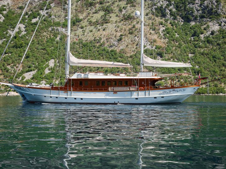 RIANA Silyon 41m Sailing Yacht Anchored RIANA Silyon 41m Sailing Yacht Anchored